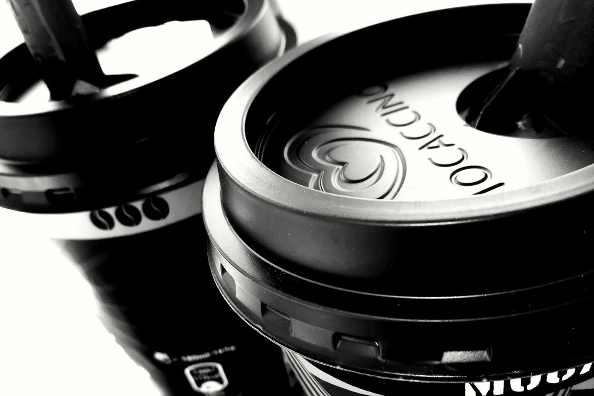 monochrome photo-of-two-cups-of-coffee-692666